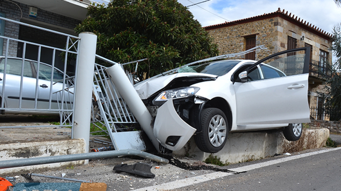 Φωτογραφίες: Αυτοκίνητο «καρφώθηκε» σε αυλή σπιτιού στη Σπάρτη