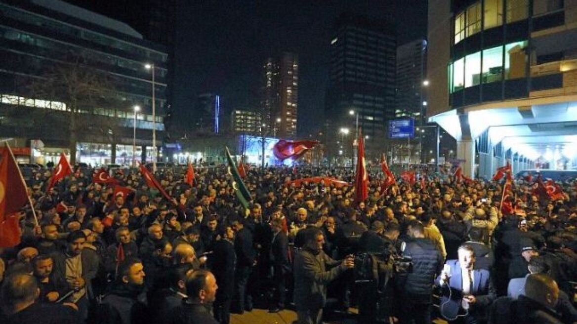 Εκατοντάδες Τούρκοι διαδηλωτές έξω από το τουρκικό προξενείο στο Ρότερνταμ