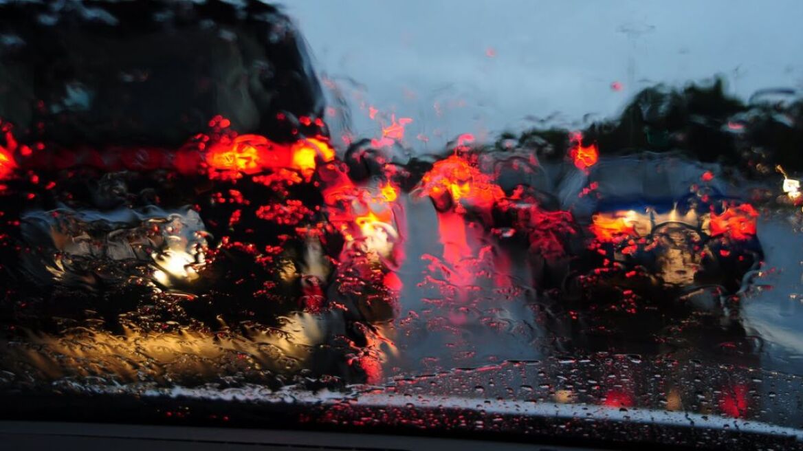 Προσοχή στους δρόμους: Ετσι οδηγούμε στη βροχή