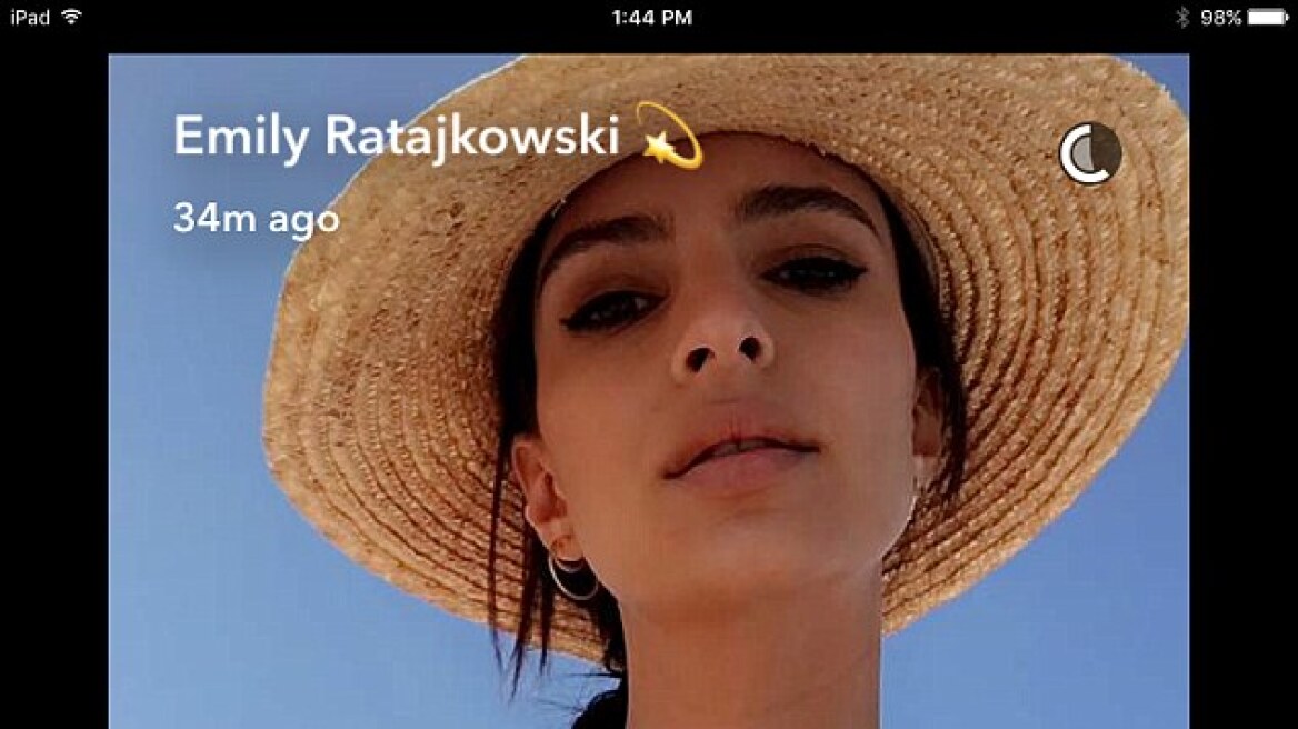Η Εμιλι Ρατακόφσκι βγάζει ξανά selfie... το γνωστό της σημείο