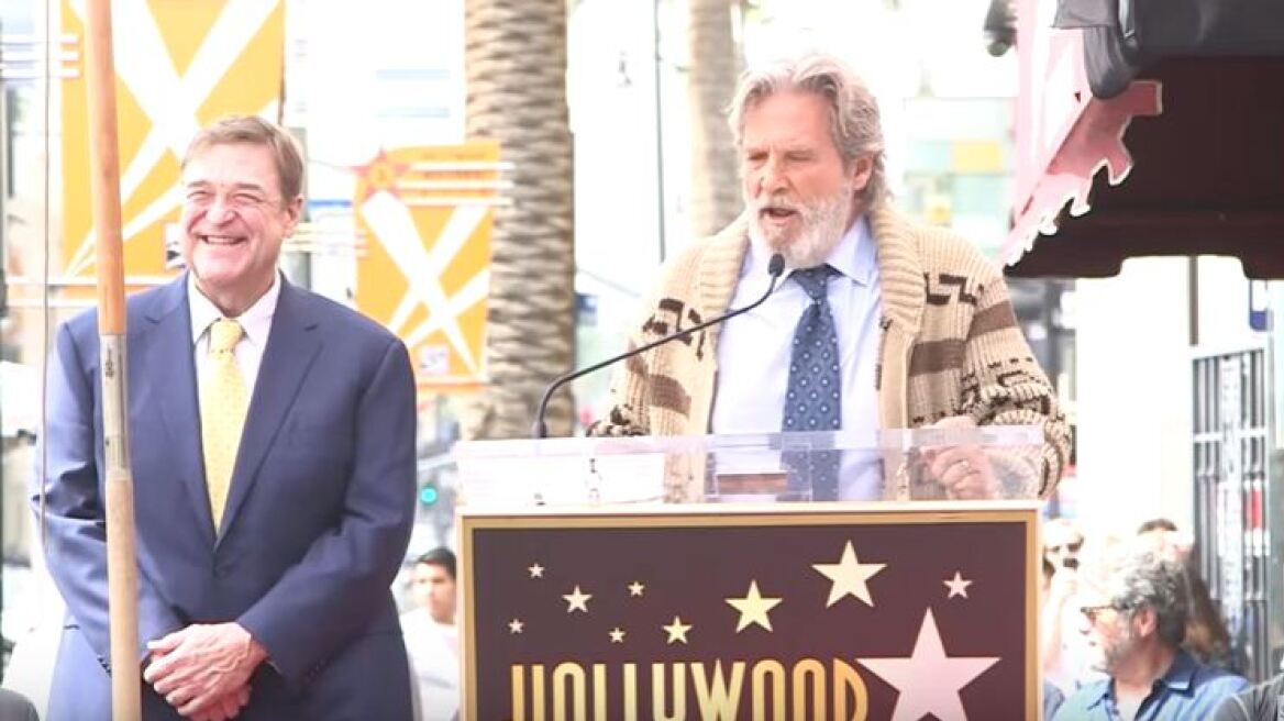 Βίντεο: Ο Jeff Bridges ξανάγινε... «The Dude» για να τιμήσει τον φίλο του John Goodman