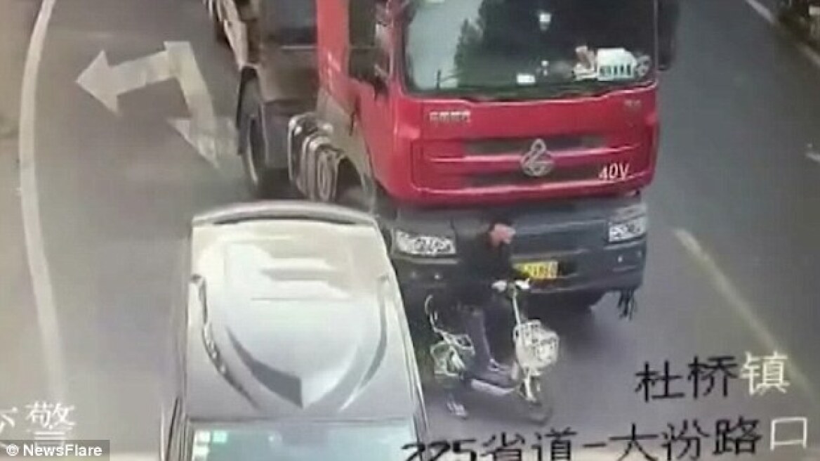 Βίντεο: Ποδηλάτης παρασύρεται από φορτηγό και σώζεται από θαύμα 