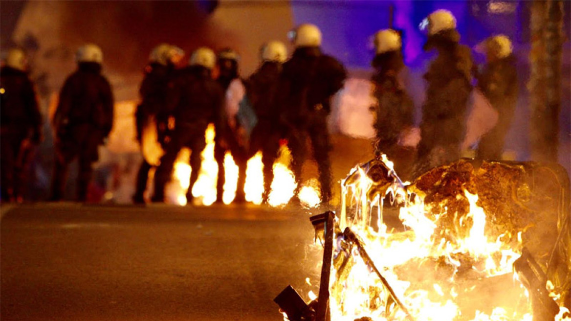 Φωτιές και σπασμένες βιτρίνες μετά από πορεία διαμαρτυρίας για την εκκένωση της βίλας Ζωγράφου 