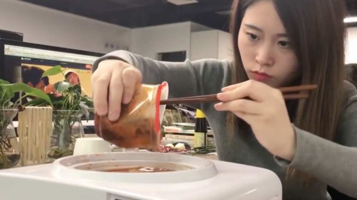 Γυναίκα μαγειρεύει στο γραφείο με τα πιο απίστευτα αντικείμενα και γίνεται viral