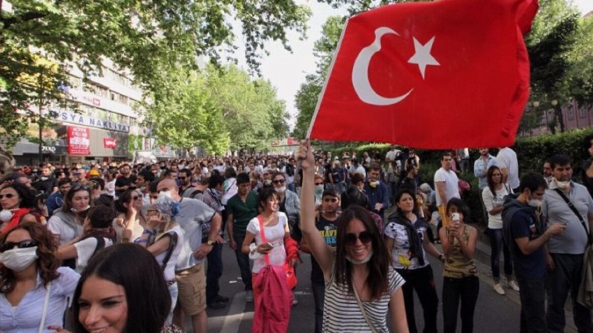 «Σοβαρές ανησυχίες» της ΕΕ για τις τροποποιήσεις του τουρκικού συντάγματος