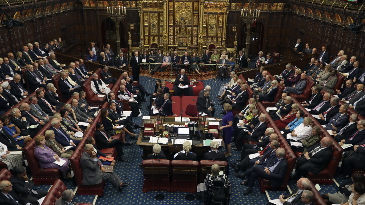 Στη Βρετανία απαγορεύτηκε η πρόσληψη συγγενών και συνεργατών από τους βουλευτές
