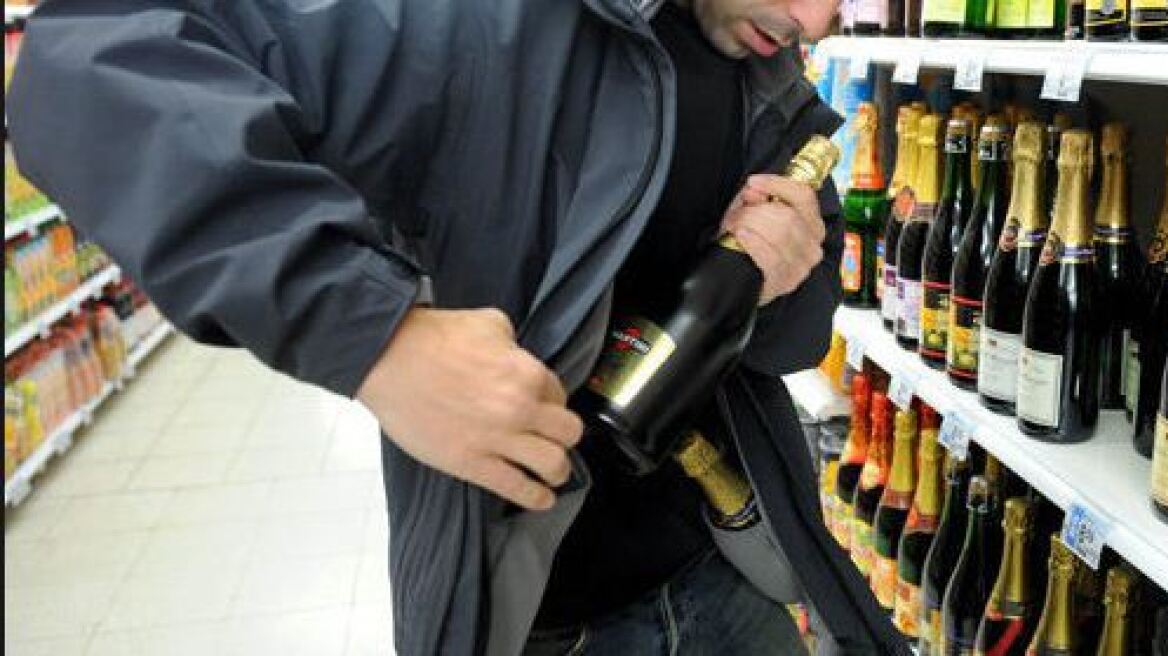 Πάτρα: Λάτρης του αλκοόλ έκλεβε επί πέντε μήνες το ίδιο μαγαζί