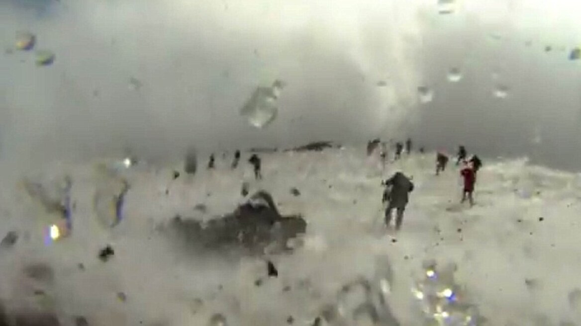 Η στιγμή της έκρηξης του ηφαιστείου της Αίτνας που τραυμάτισε τουρίστες και συνεργείο του BBC