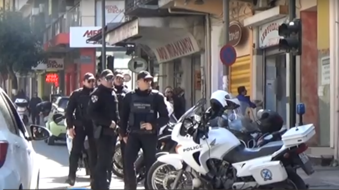 Αντιεξουσιαστές κατέλαβαν τα γραφεία του ΣΥΡΙΖΑ στην Πάτρα 