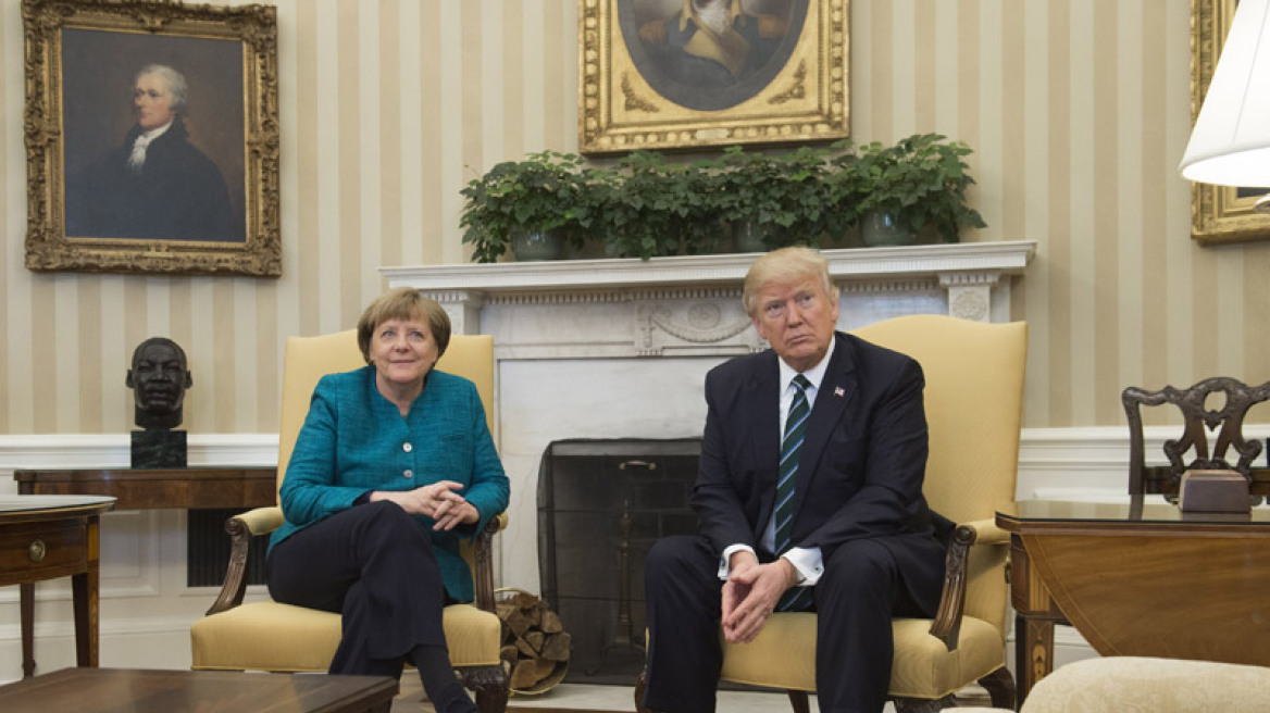 Τραμπ-Μέρκελ: Πρώτα δεν της έδωσε το χέρι, τώρα ζητά τα... λεφτά των Γερμανών