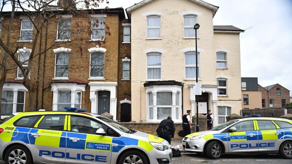 Φρίκη στο Λονδίνο: Νεκρό ένα αγοράκι ενός έτους, χαροπαλεύει η αδερφή του έπειτα από επίθεση με σφυρί 