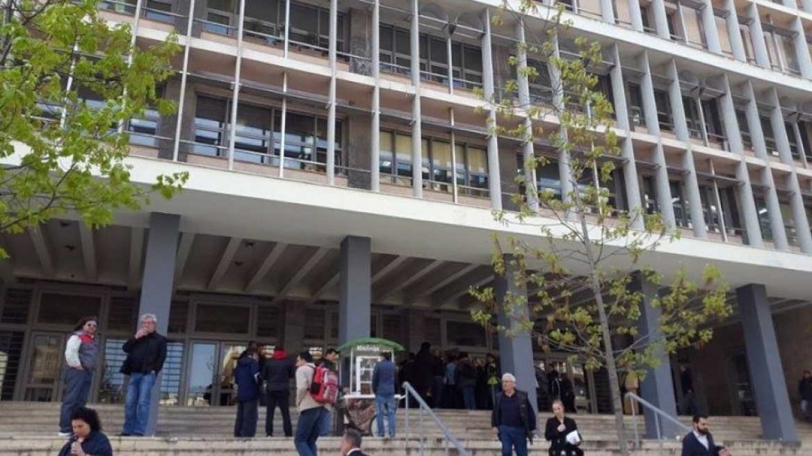 Ένταση στα δικαστήρια Θεσσαλονίκης μεταξύ αντιεξουσιαστών - αστυνομίας