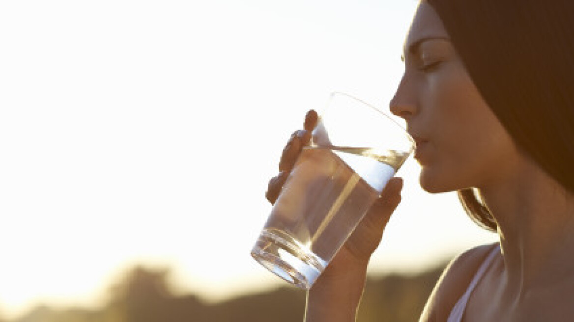 Μύθος ή αλήθεια τα 8 ποτήρια νερό την ημέρα;