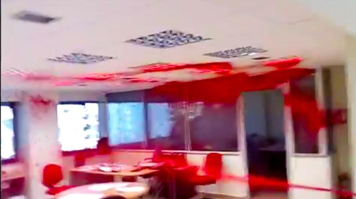 Δείτε βίντεο: Αντιεξουσιαστές τα έσπασαν στην εταιρεία Adecco στη Θεσσαλονίκη
