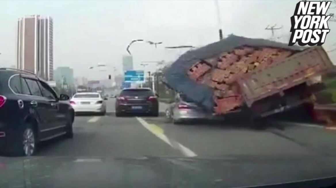 Απίστευτο βίντεο: Φορτίο με τούβλα καταπλακώνει αυτοκίνητο αλλά ο οδηγός του γλιτώνει χωρίς γρατζουνιά