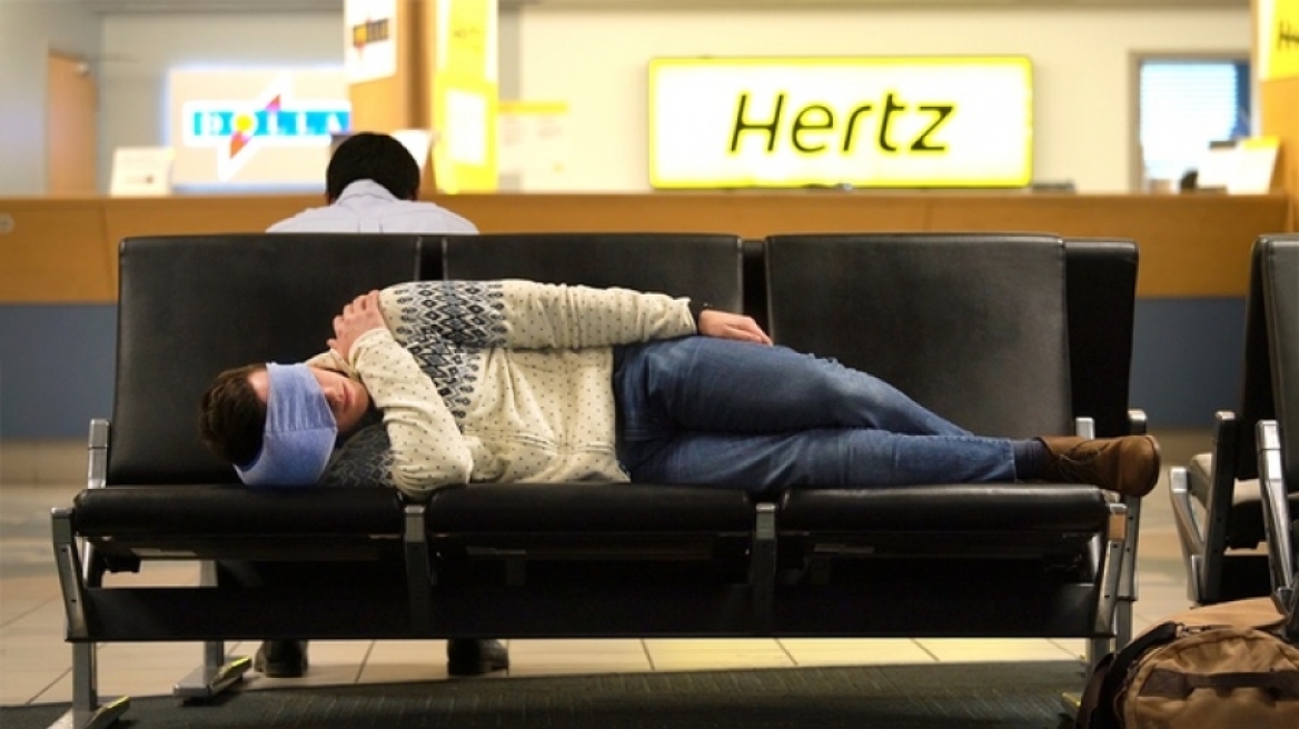 Το μαξιλάρι που λύνει το... πρόβλημα ύπνου στα αεροπλάνα
