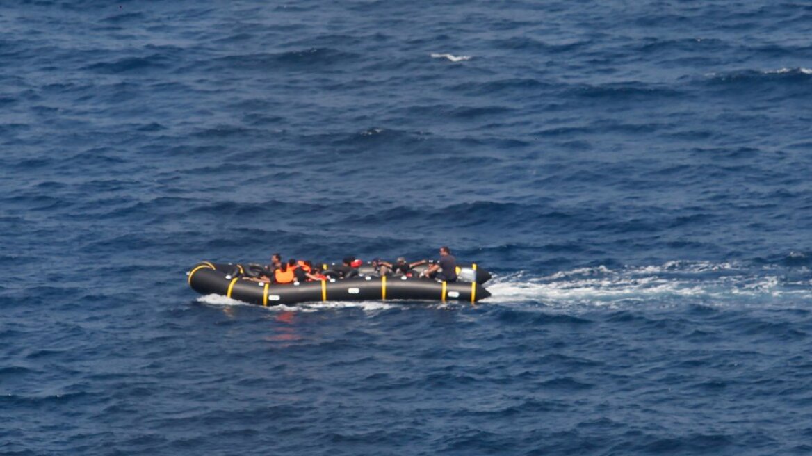 Σάμος: Σκάφος της Frontex εντόπισε βάρκα με 22 μετανάστες