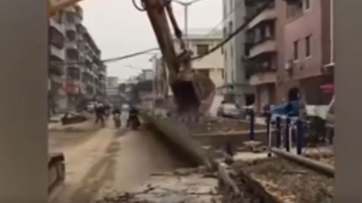 Σοκαριστικό βίντεο: Μπουλντόζα κατεδαφίζει τοίχο και καταπλακώνει μοτοσικλετιστή