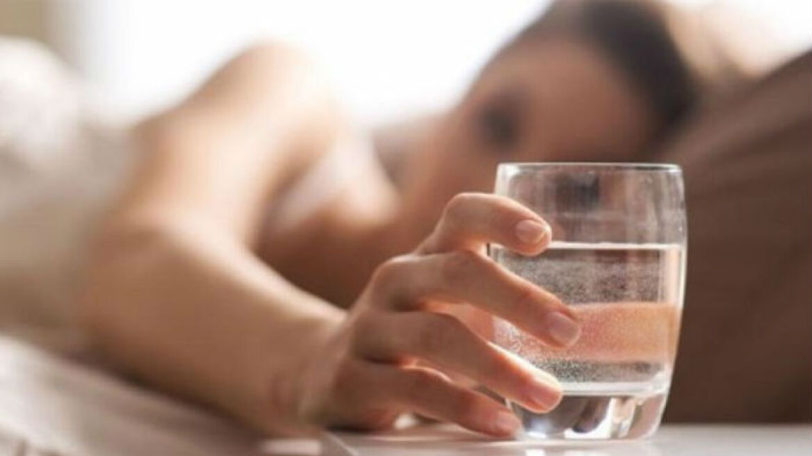 Έξι λόγοι για να πίνουμε νερό κάθε πρωί με άδειο στομάχι