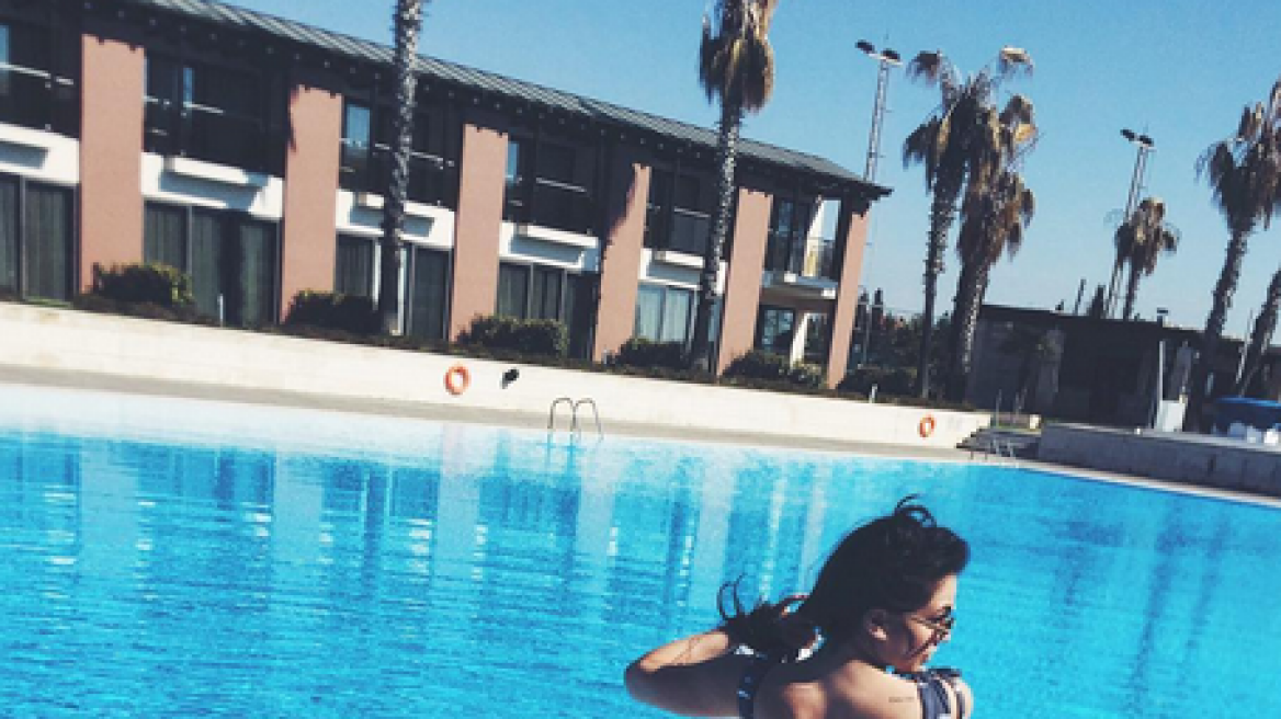 Η Κόνυ Μεταξά στην πισίνα με μαγιό 