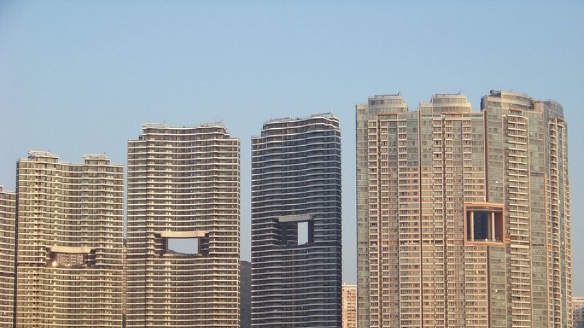 Να γιατί οι ουρανοξύστες στο Χονγκ Κονγκ έχουν τρύπες στη μέση