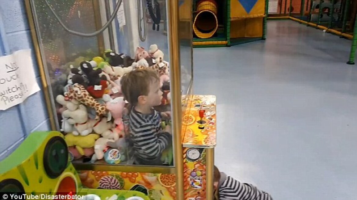 Πώς τα κατάφερε; Τρίχρονο αγόρι εγκλωβίστηκε μέσα σε μηχάνημα που δίνει παιχνίδια