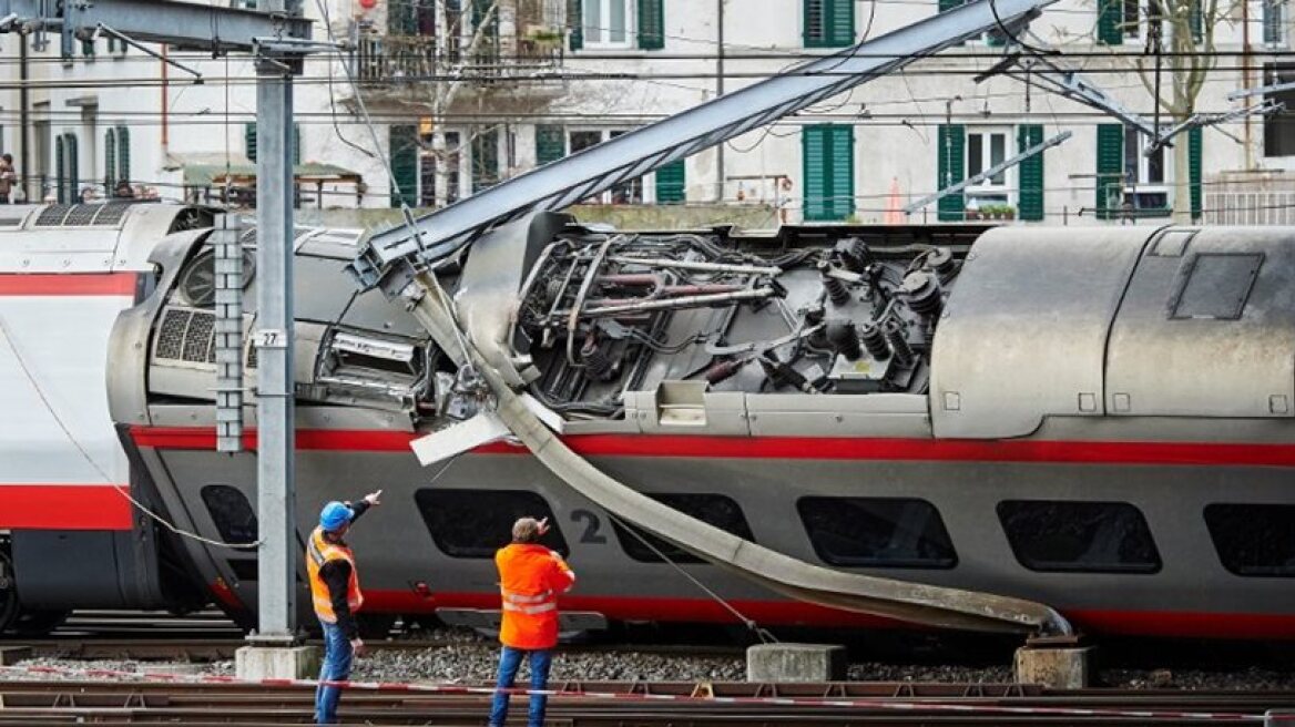 Train derails in Switzerland (photos)