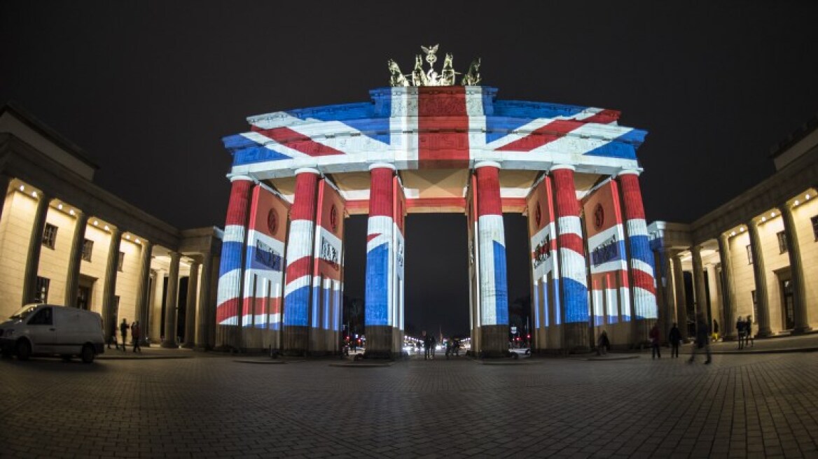 Γερμανία: Η Πύλη του Βραδεμβούργου «φόρεσε» την αγγλική σημαία