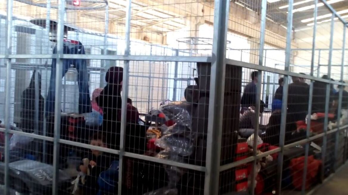 Βίντεο: Στοιβάζουν μετανάστες σε κλουβιά στη Χίο