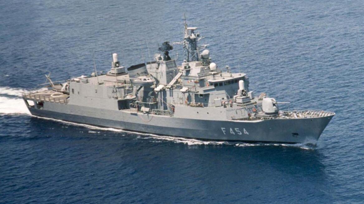 Το Πολεμικό Ναυτικό «ανοίγει» πλοία και ένα υποβρύχιο για το κοινό στον Πειραιά 
