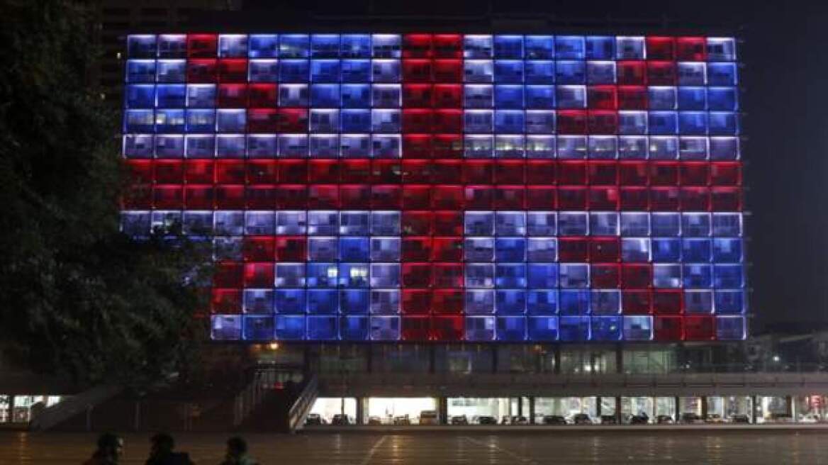 Ισραήλ: Με τα χρώματα της βρετανικής σημαίας φωτίστηκε το δημαρχείο του Τελ Αβίβ