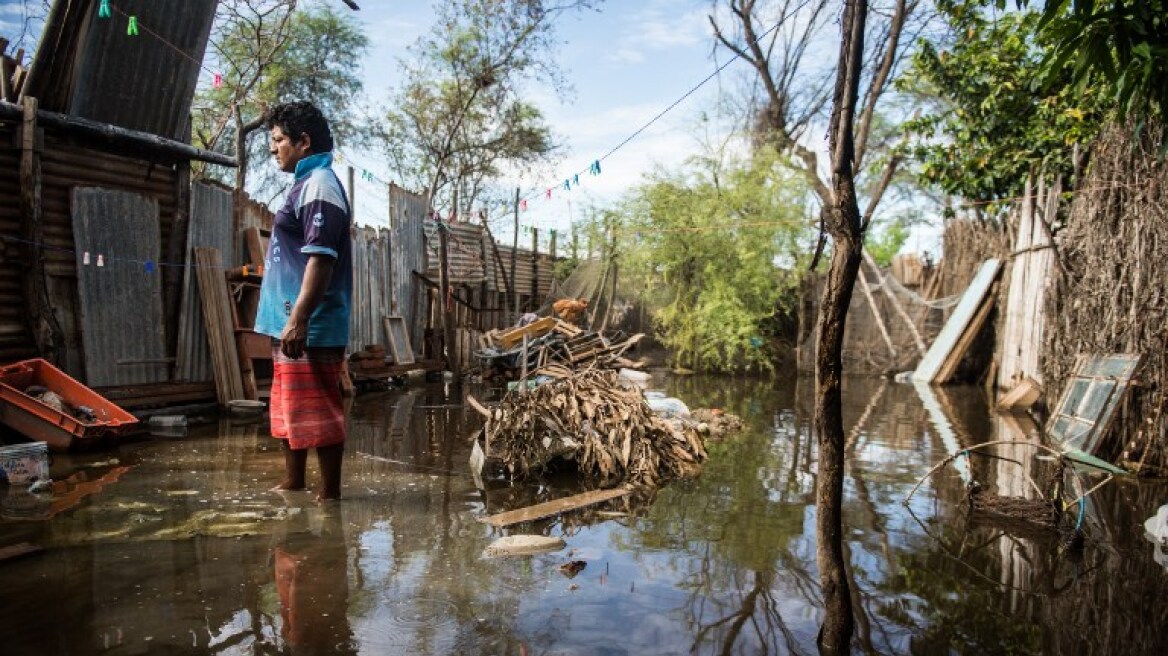 Φοβερές πλημμύρες στο Περού: Επιπλέουν τα οστά από τους τάφους (βίντεο)