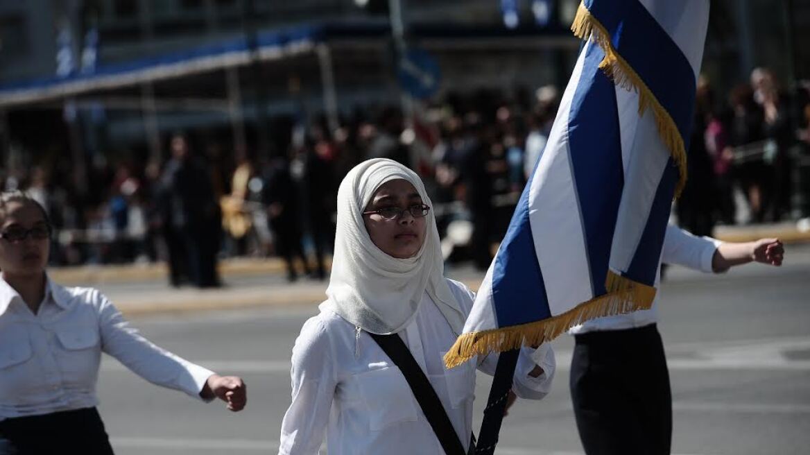 Ξεχώρισε η σημαιοφόρος με τη μαντίλα στην παρέλαση στο Σύνταγμα 