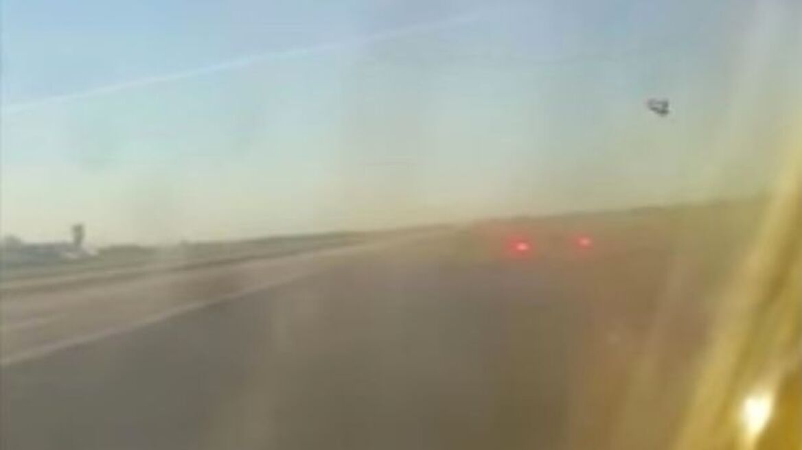 Βίντεο: Πανικός σε αεροπλάνο όταν άνοιξε η πόρτα κατά την απογείωση! 