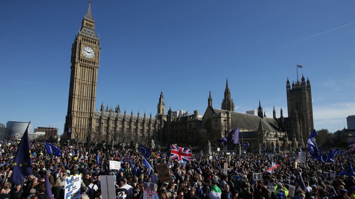 Στους δρόμους του Λονδίνου χιλιάδες Αγγλοι εναντίον του Brexit