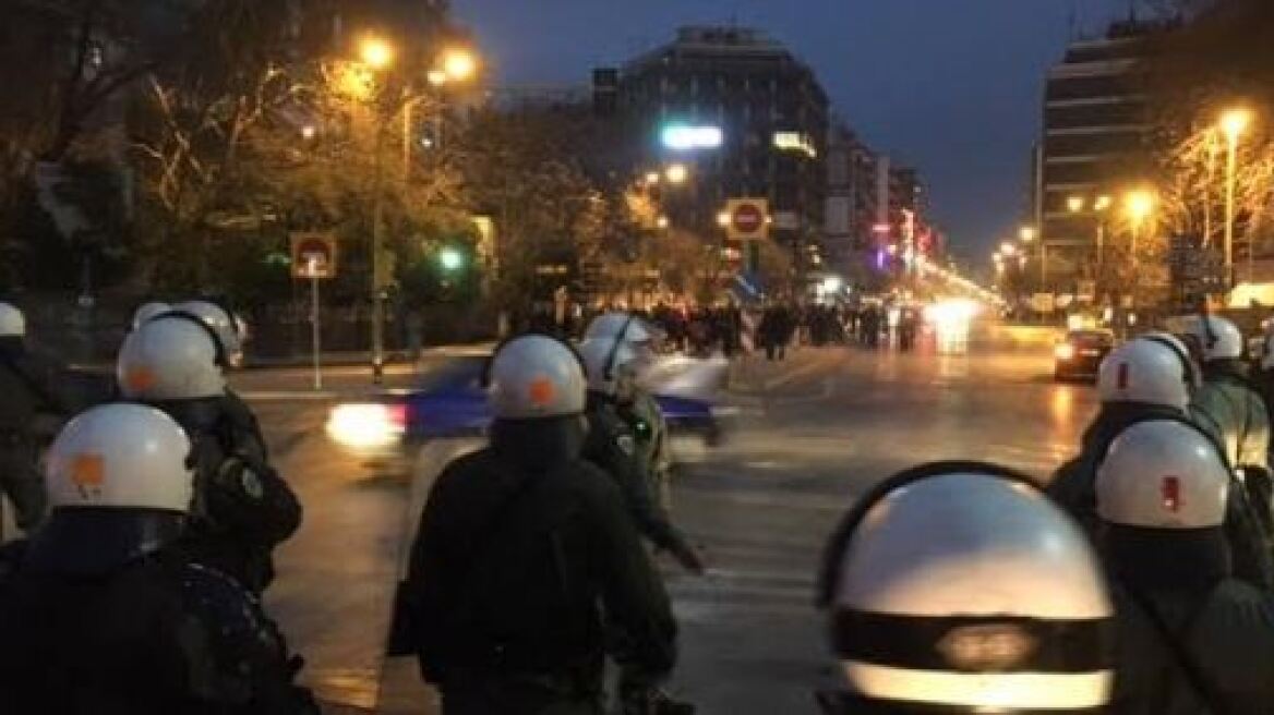 Αντιεξουσιαστές διαδηλώνουν κατά της Χρυσής Αυγής στη Θεσσαλονίκη