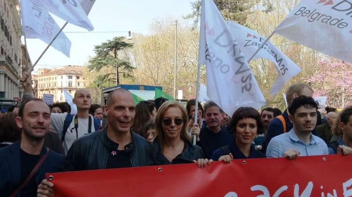 Ο Γιάνης Βαρουφάκης και η σύζυγός του διαδηλώνουν στη Ρώμη εναντίον της Ε.Ε