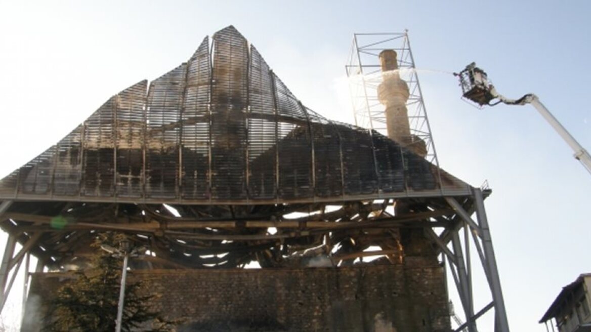 «Σπινθήρες ηλεκτροσυγκόλλησης» κατέστρεψαν το τέμενος Βαγιαζήτ