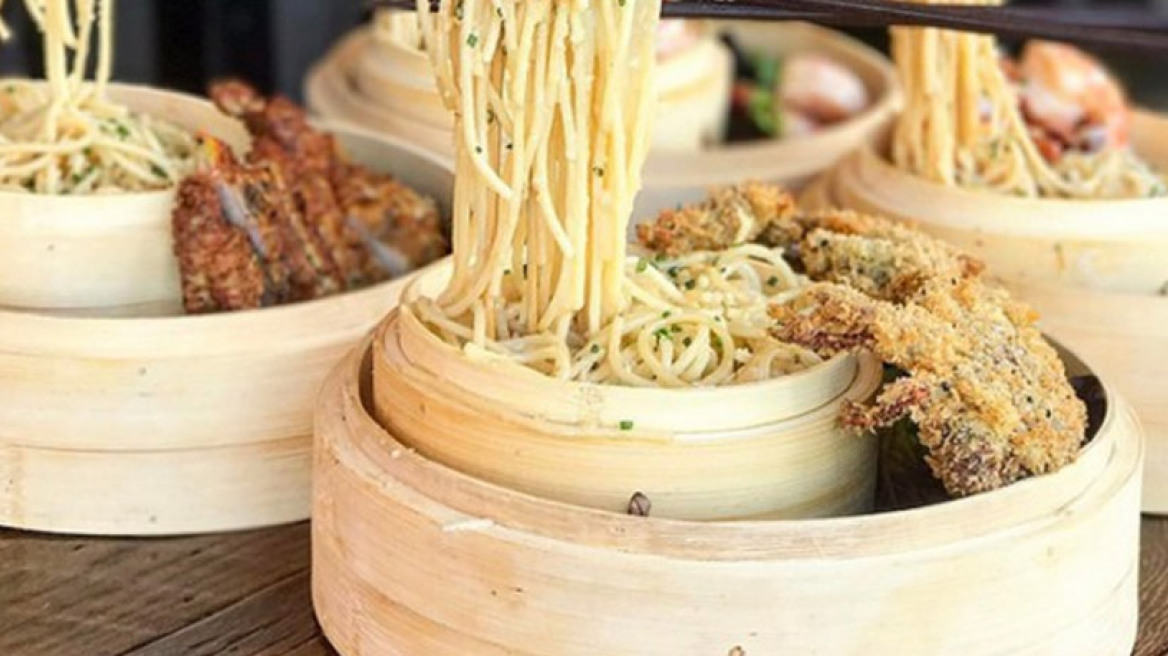«Αιωρούμενα» noodles: Η νέα (ασιατική) τρέλα του Instagram