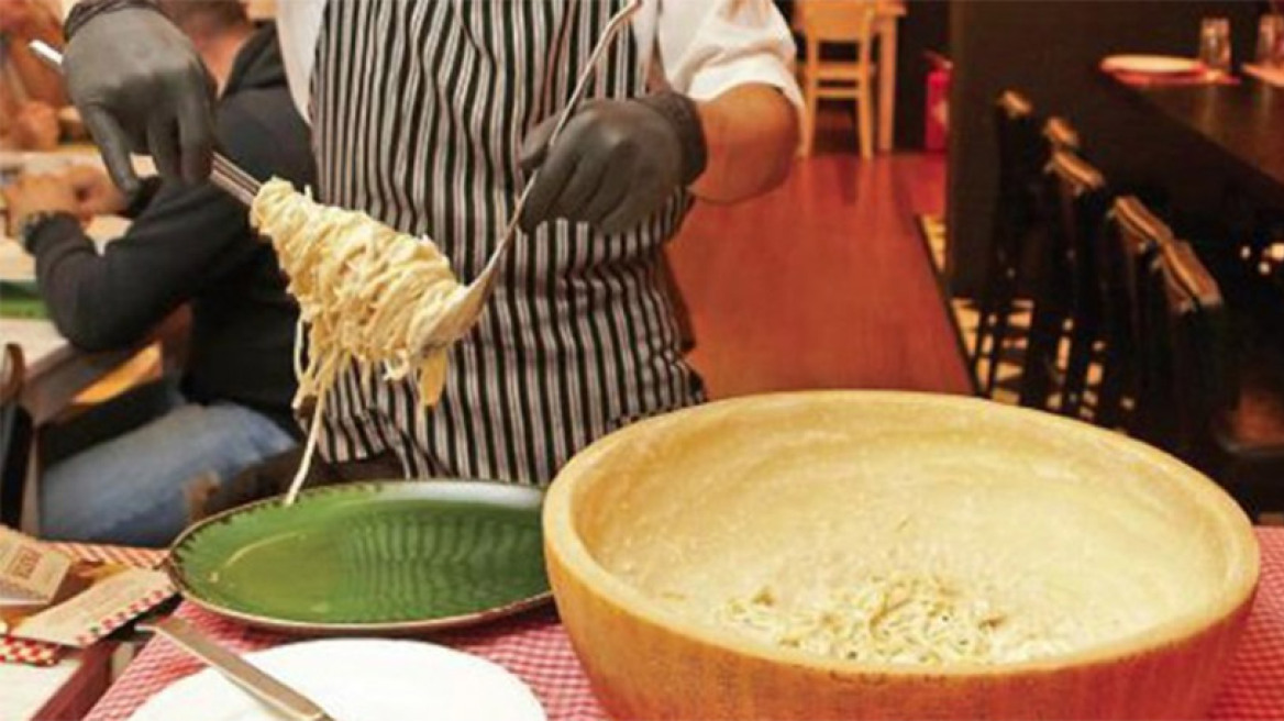 Στα La Pasteria θα γευτείς την καρμπονάρα σου μέσα σε ολόκληρο κεφάλι παρμεζάνας!