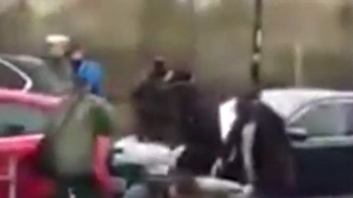 Βίντεο: Κουκουλοφόροι της αντιτρομοκρατικής συλλαμβάνουν υπόπτους σε δρόμο ταχείας κυκλοφορίας