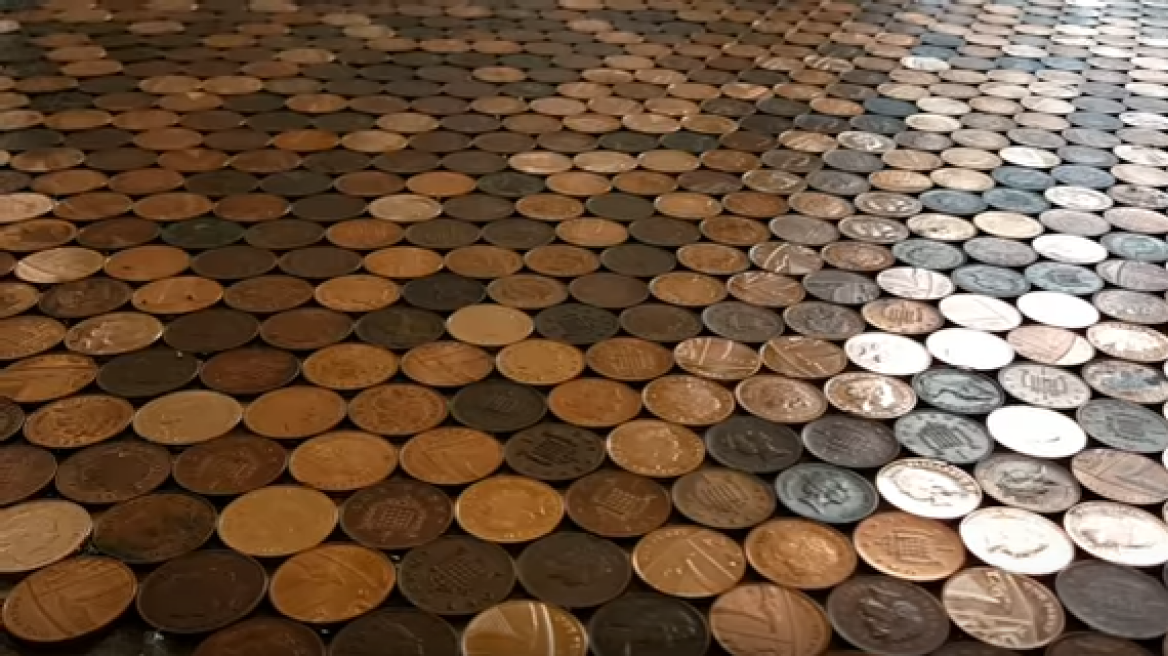 Woman creates amazing coin-floor! (photos-video)