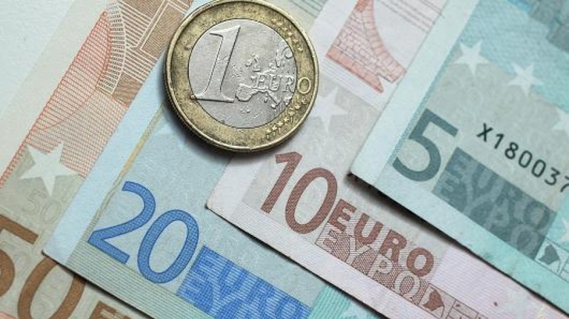 Πιέσεις στο ευρώ – Σε χαμηλό εννέα ημερών