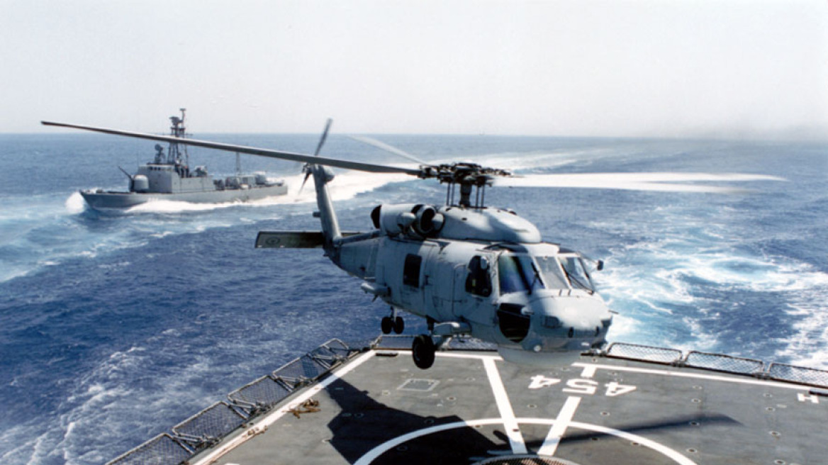 Βίντεο που κόβει την ανάσα: Ελικόπτερο του Πολεμικού Ναυτικού μετέφερε ασθενή από φορτηγό πλοίο
