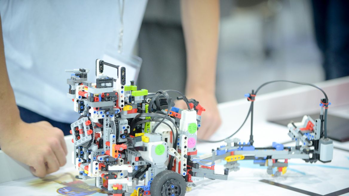 Μαθητές-εφευρέτες δείχνουν το ταλέντο τους στη ρομποτική 