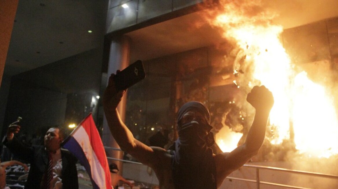 Παραγουάη: Διαδηλωτές έβαλαν φωτιά στο Κογκρέσο