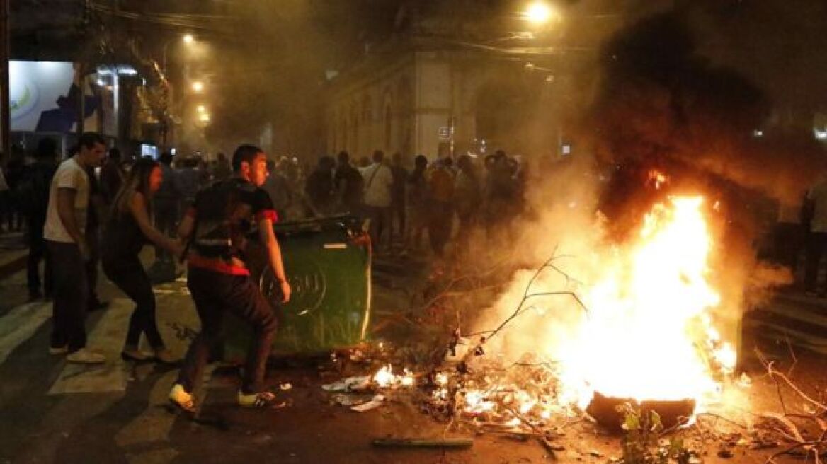 Βίντεο: Χάος από τις διαδηλώσεις στην Παραγουάη - Νεκρός διαδηλωτής από λαστιχένια σφαίρα αστυνομικού
