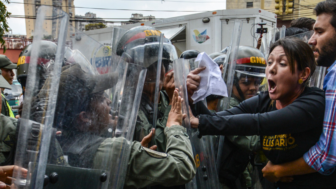 Βενεζουέλα: Κινήσεις για εκτόνωση της κρίσης από Μαδούρο και ανώτατο δικαστήριο