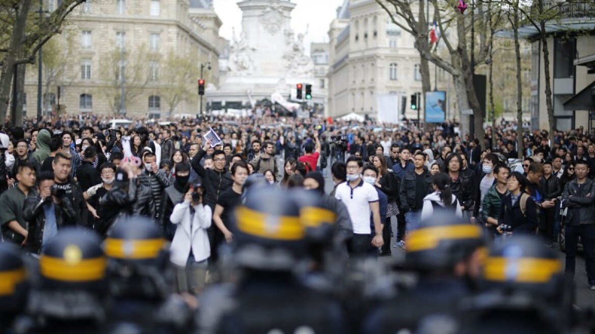 Παρίσι: Χιλιάδες στους δρόμους για τον θάνατο Κινέζου από πυρά αστυνομικού