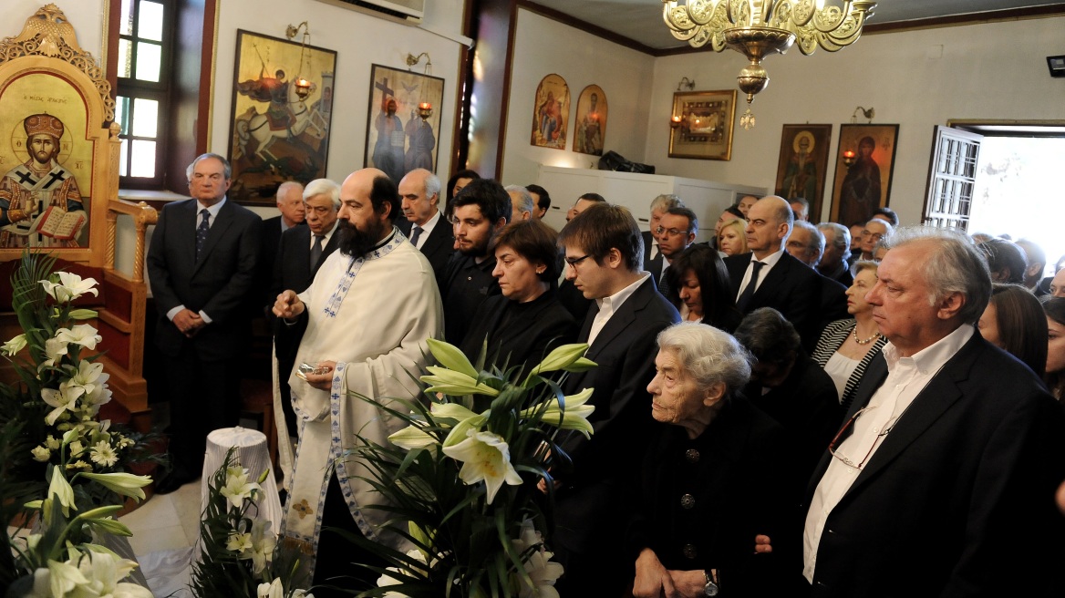 Στο ετήσιο μνημόσυνο για τον Γιάννη Αγγέλου ο πρώην πρωθυπουργός Κώστας Καραμανλής